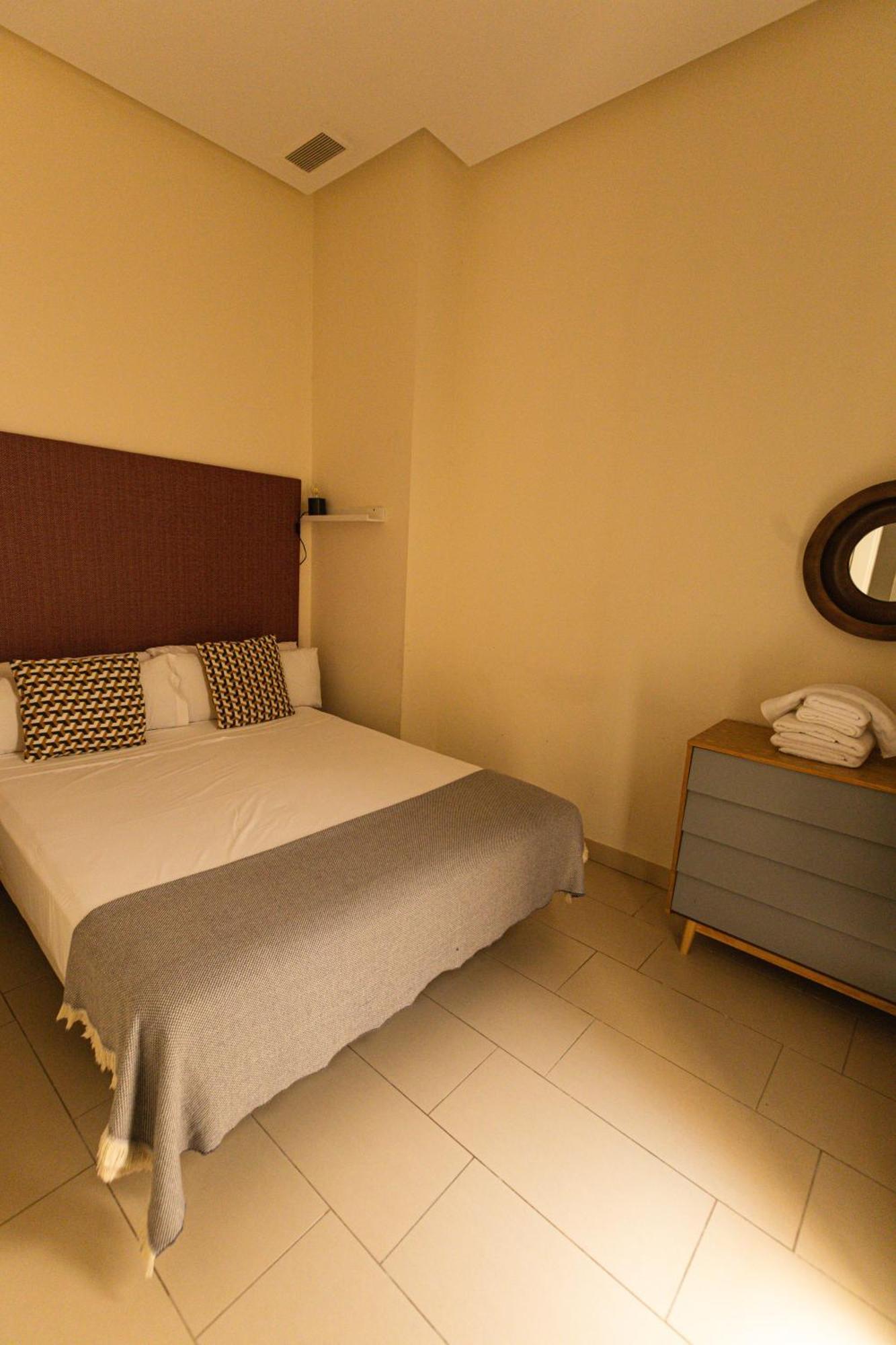 Guzman El Bueno Apartment *